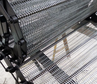 La superficie piana del nastro trasportatore della catena della rete della fabbrica del forno ad alta resistenza progetta